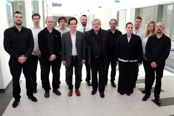 A k&eacute;pen balr&oacute;l jobbra haladva: Első sor: K&aacute;llay Ferenc, Csan&aacute;dy G&aacute;bor DLA, Zombor G&aacute;bor, Prof. Puhl Antal DLA habil, K&aacute;ntor Anita, Boros Mikl&oacute;s J&aacute;nos H&aacute;ts&oacute; sor: T&ouml;r&ouml;k D&aacute;vid DLA, Szentirmai Tam&aacute;s DLA, Bogd&aacute;ndy B&eacute;la, Kov&aacute;cs P&eacute;ter DLA, Falvai Bal&aacute;zs DLA, T&oacute;th-Sz&eacute;l Anita