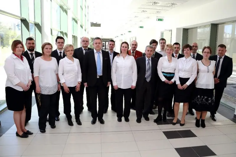 A k&eacute;pen balr&oacute;l jobbra haladva: Első sor: Dr. Cz&eacute;dli Herta, Dr. Hancz Gabriella, Kozm&aacute;n&eacute; Szirtesi Krisztina, Dr. Kov&aacute;cs Imre, Dr. Nehme Kinga, Dr. habil Garai J&oacute;zsef, Pataki Be&aacute;ta, Szak&aacute;cs Be&aacute;ta, T&oacute;thn&eacute; Cs&aacute;k&oacute; M&oacute;nika H&aacute;ts&oacute; sor: Kov&aacute;cs J&oacute;zsef, Dr. Radnay L&aacute;szl&oacute;, Martonosi Zsolt, Dr. Csom&oacute;s Gy&ouml;rgy, Dr. habil Major J&aacute;nos, Vincze L&aacute;szl&oacute; Tam&aacute;s, Ungv&aacute;rai &Aacute;d&aacute;m, Tarcsai L&aacute;szl&oacute;, B&iacute;r&oacute; J&aacute;nos, Varga Zsolt 