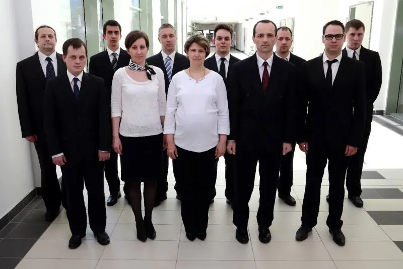 A k&eacute;pen balr&oacute;l jobbra haladva: Első sor: Cs&aacute;ky Imre, Csibi Anita Lola, Dr. Kalm&aacute;r T&uuml;nde Kl&aacute;ra, Dr. Kalm&aacute;r Ferenc, Dr. Lakatos &Aacute;kos H&aacute;ts&oacute; sor: Kerekes Attila, H&aacute;mori S&aacute;ndor, Verbai Zolt&aacute;n, Szodrai Ferenc, Bod&oacute; B&eacute;la, L. Szab&oacute; G&aacute;bor