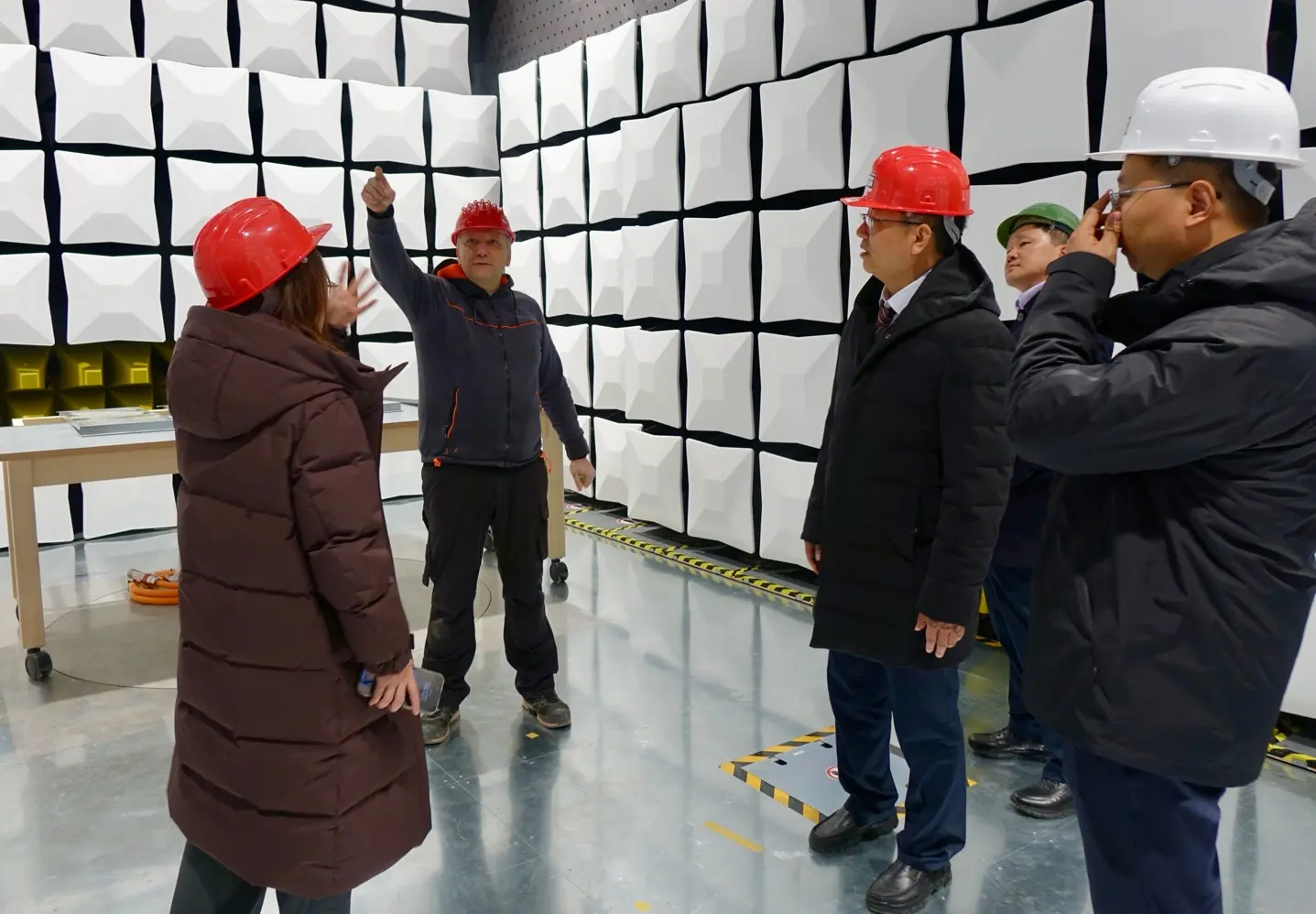 A képen ruházat, személy, lábbelik, ember látható
Automatikusan generált leírás