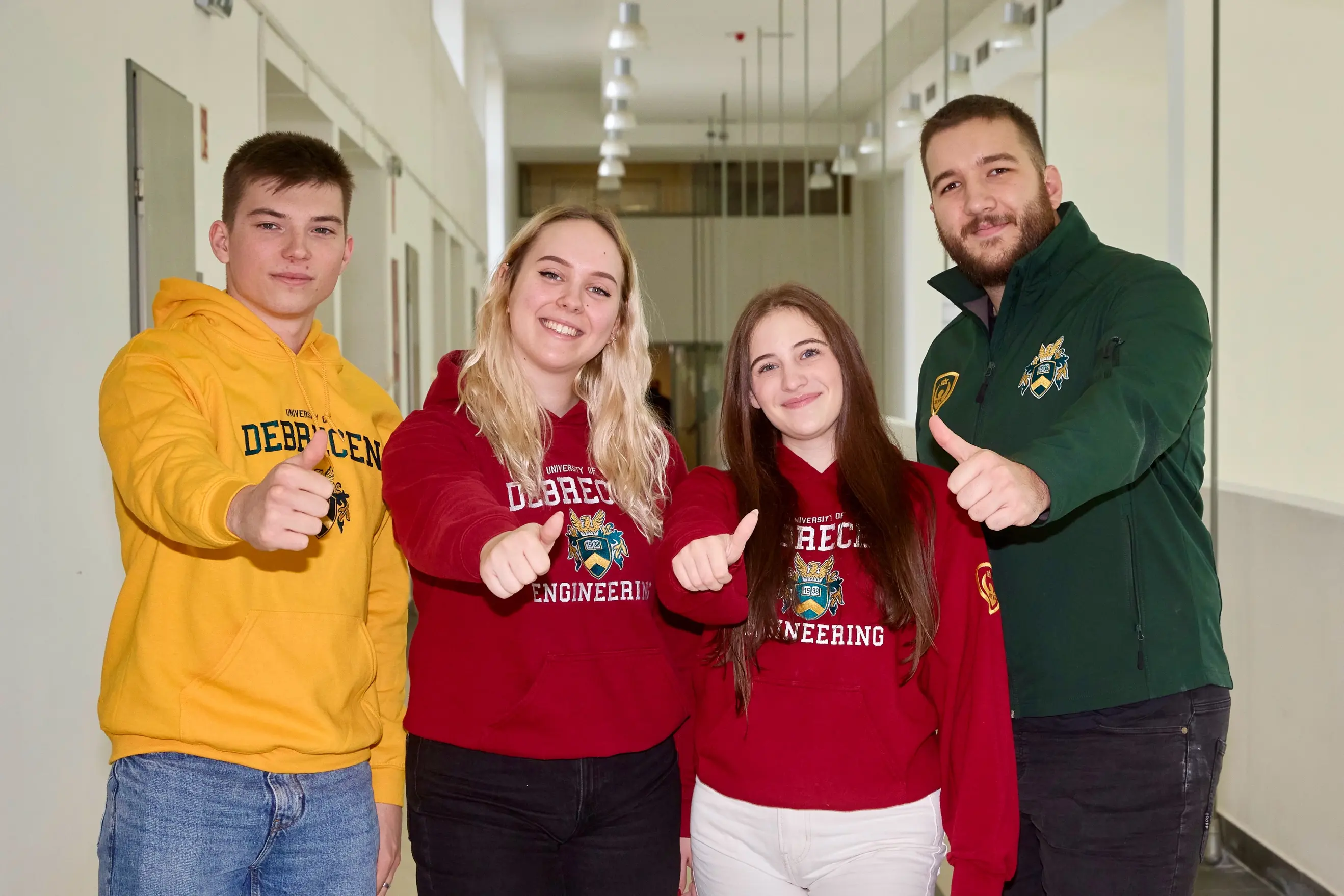 A k&eacute;pen ruh&aacute;zat, szem&eacute;ly, Emberi arc, mosoly l&aacute;that&oacute;

Automatikusan gener&aacute;lt le&iacute;r&aacute;s