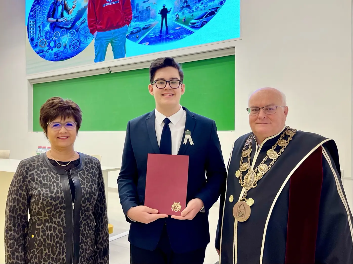 A képen ruházat, személy, Emberi arc, mosoly látható
Automatikusan generált leírás