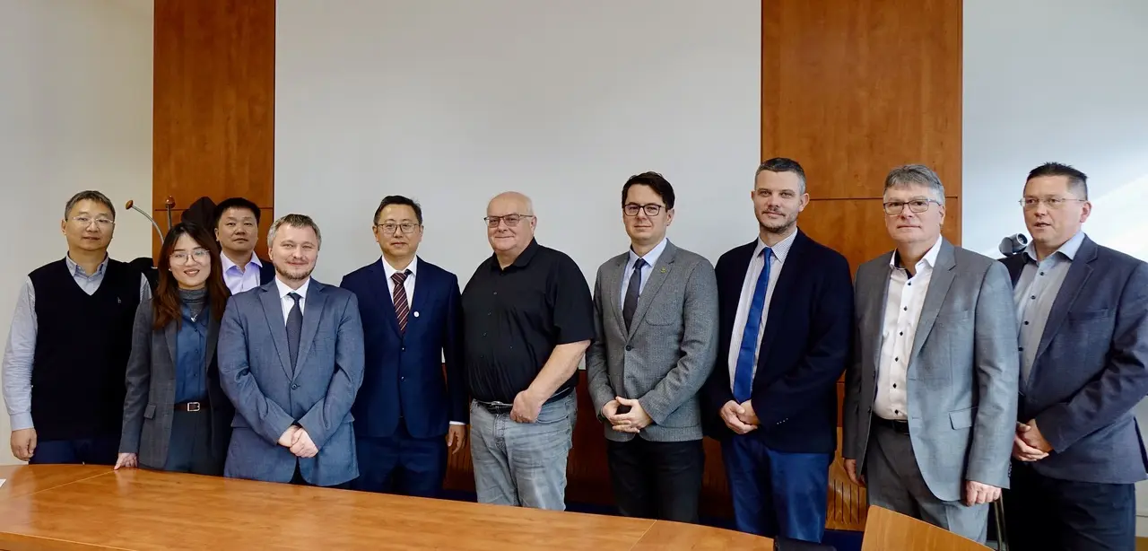 A képen ruházat, személy, fedett pályás, fal látható
Automatikusan generált leírás