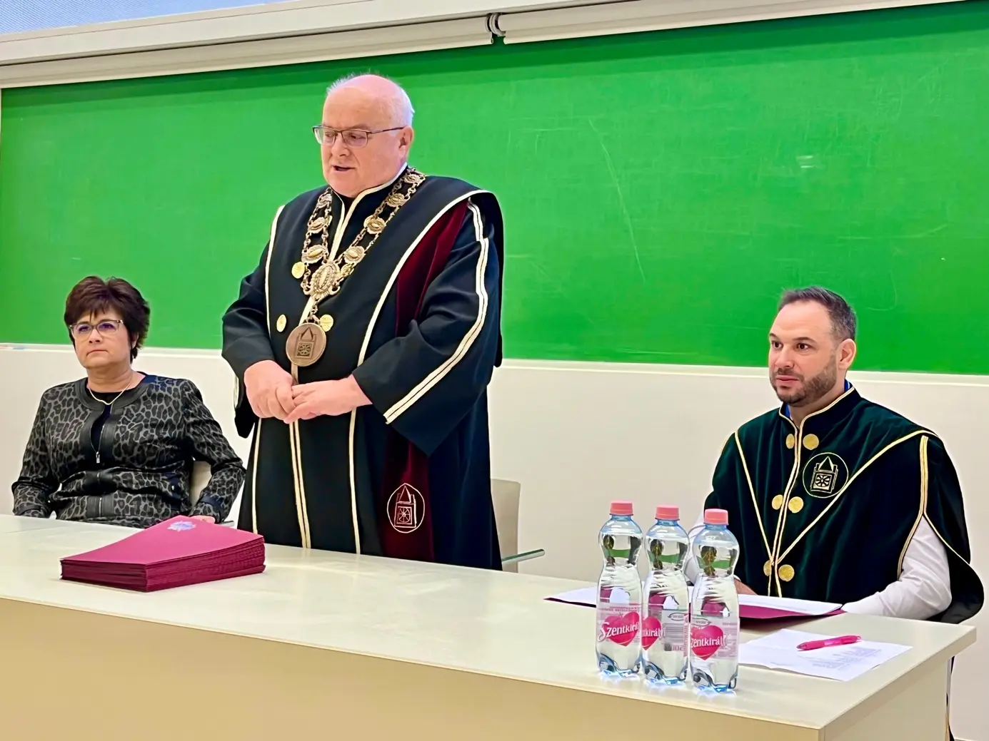 A képen ruházat, személy, ember, fal látható
Automatikusan generált leírás