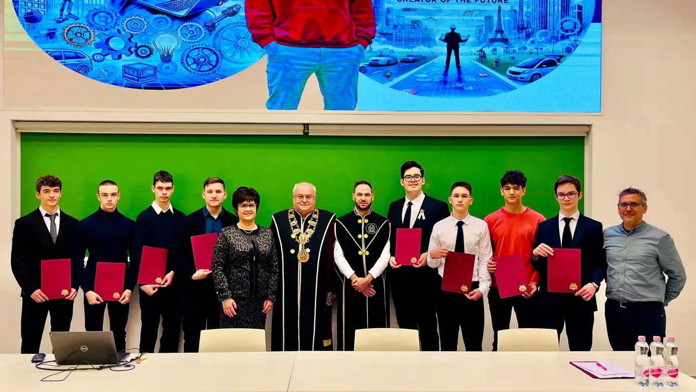 A képen ruházat, személy, fal, fedett pályás látható
Automatikusan generált leírás