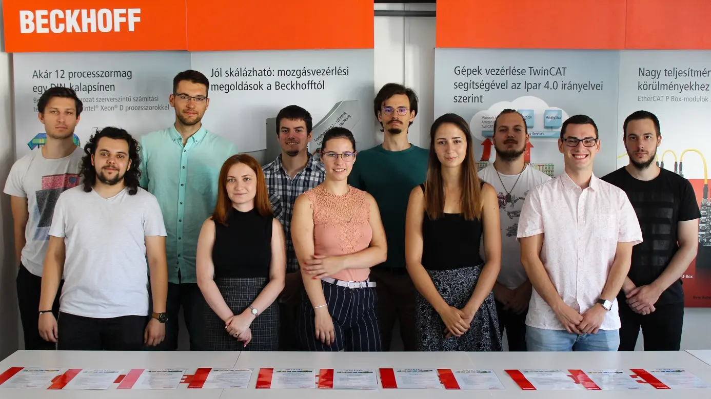 A képen ruházat, Emberi arc, személy, mosoly látható
Előfordulhat, hogy a mesterséges intelligencia által létrehozott tartalom helytelen.