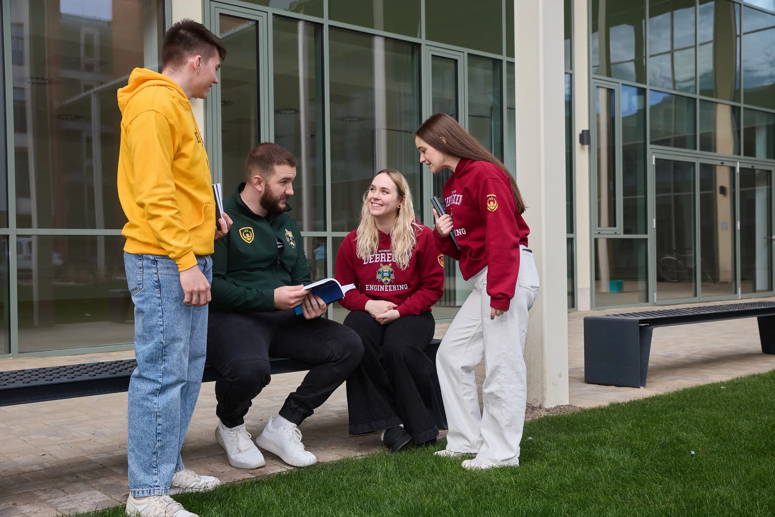 A k&eacute;pen ruh&aacute;zat, szem&eacute;ly, l&aacute;bbelik, fű l&aacute;that&oacute;

Automatikusan gener&aacute;lt le&iacute;r&aacute;s