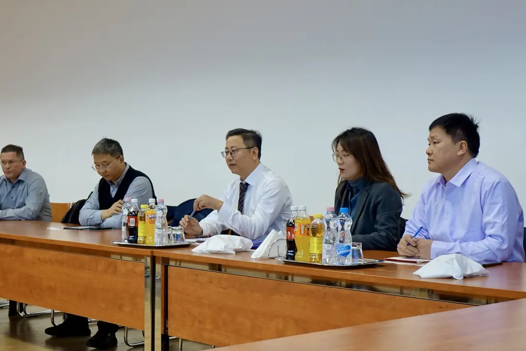 A képen ruházat, személy, ég, fal látható
Automatikusan generált leírás