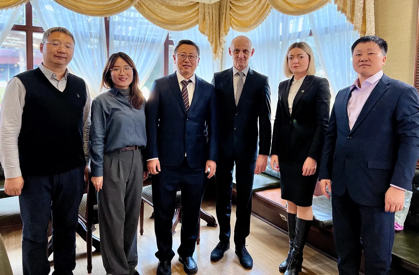 A képen ruházat, személy, mosoly, fedett pályás látható
Automatikusan generált leírás