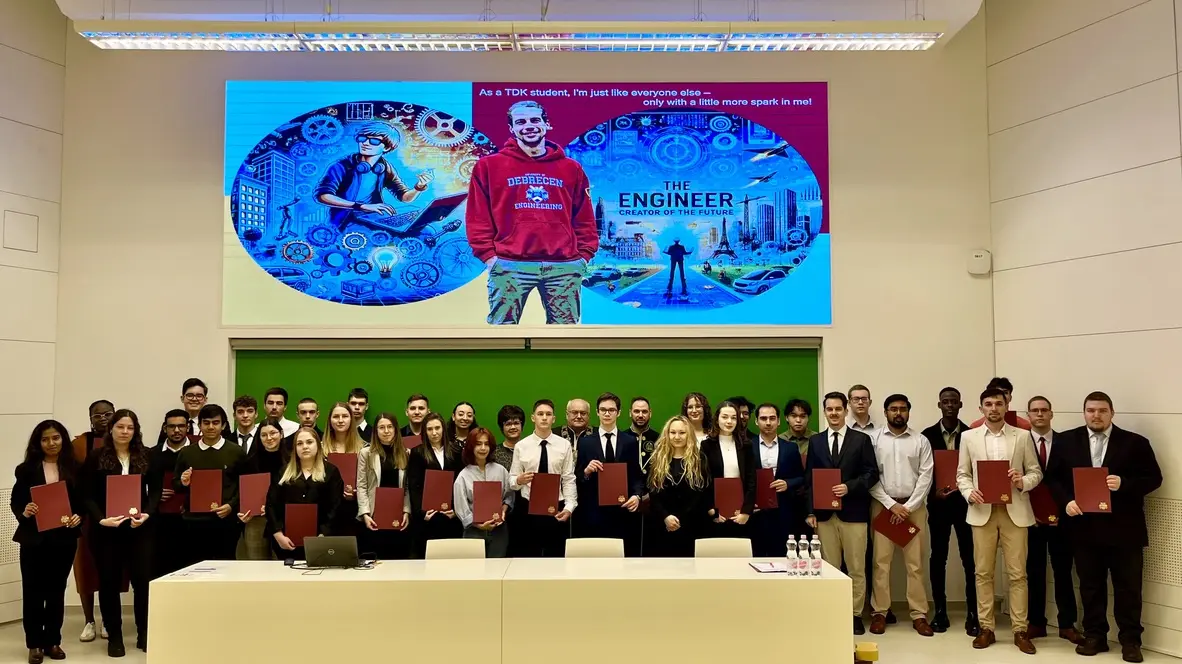 A k&eacute;pen ruh&aacute;zat, fedett p&aacute;ly&aacute;s, szem&eacute;ly, fal l&aacute;that&oacute;

Automatikusan gener&aacute;lt le&iacute;r&aacute;s