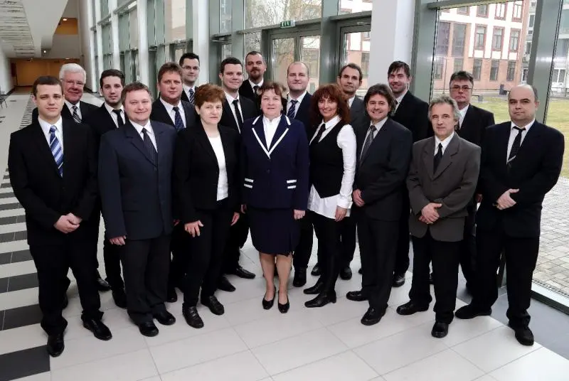 A k&eacute;pen balr&oacute;l jobbra haladva: Első sor: De&aacute;k Kriszti&aacute;n, Hajdu S&aacute;ndor, Dr. Batt&aacute;n&eacute; Dr. Gindert-Kele &Aacute;gnes, R&aacute;thy Istv&aacute;nn&eacute; Dr., Bak Judit, G&aacute;bora Andr&aacute;s, Dr. Juh&aacute;sz Gy&ouml;rgy, L&eacute;vai M&aacute;rton H&aacute;ts&oacute; sor: Dr. Fazekas Lajos, Huri D&aacute;vid, P&aacute;link&aacute;s S&aacute;ndor, B&eacute;k&eacute;si Zsolt, Dr. Mankovits Tam&aacute;s, Balogh G&aacute;bor, Dr. Bodz&aacute;s S&aacute;ndor, Sz&eacute;k&aacute;cs Istv&aacute;n, Kert&eacute;sz J&oacute;zsef, Dr. habil Tiba Zsolt 