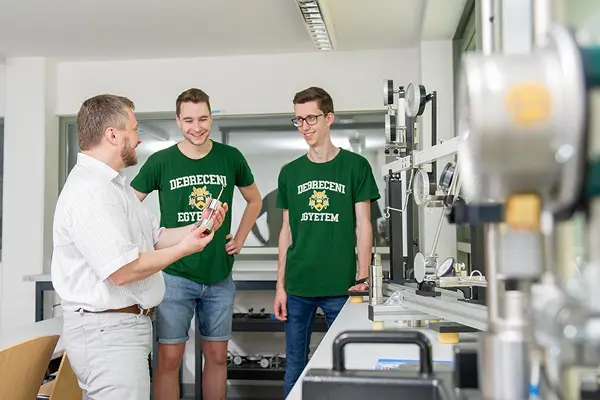 DE MK hallgat&oacute;k