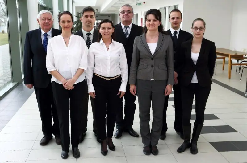 A k&eacute;pen balr&oacute;l jobbra haladva: Első sor: Dr. Labod&aacute;n&eacute; Makay Andrea, Kecz&aacute;nn&eacute; Dr. &Uuml;veges Andrea, Dr. Bodn&aacute;r Ildik&oacute;, Izb&eacute;kin&eacute; Szabolcsik Andrea H&aacute;ts&oacute; sor: Dr. habil Guly&aacute;s Lajos, Dr. Boros Norbert, F&oacute;ri&aacute;n S&aacute;ndor, Kocsis D&eacute;nes 